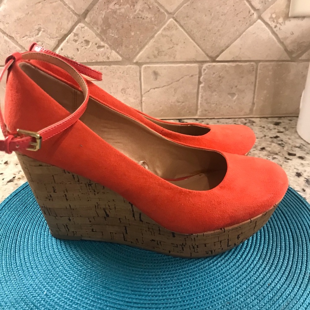 Adorable Report Wedges